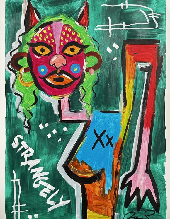 Pintura Acrílica Strangely de Marta Pinto com figura abstrata em tons vibrantes, sobre fundo verde com tipografia pintada à mão, em papel 51x36 cm